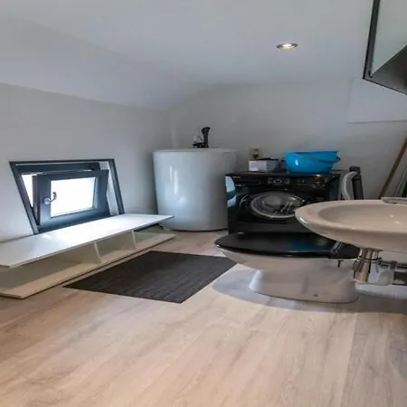 By With Jacuzzi Semesterbostad